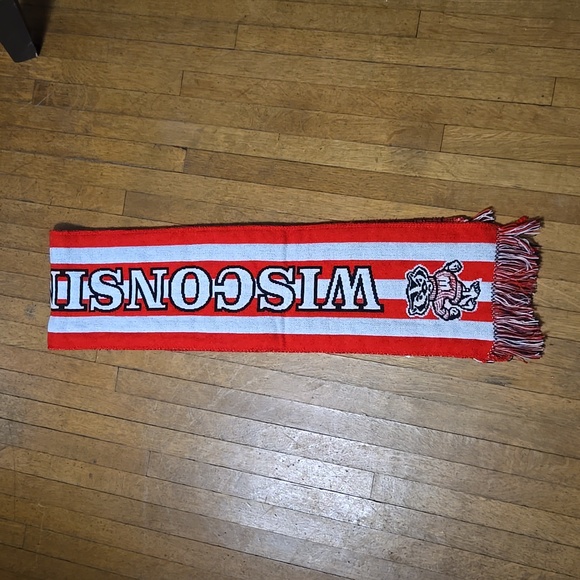 Wisconsin Badgers Soccer Scarf - Picture 2 of 7